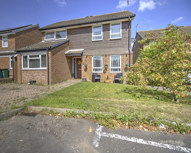 6 The Garrones, Crawley RH10 7YT