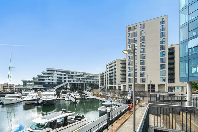 Flat 406, 1 Maritime Walk, Southampton SO14 3QR