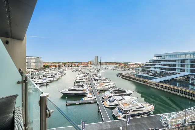 Flat 406, 1 Maritime Walk, Southampton SO14 3QR