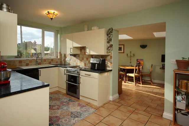 Wellington Cottage Bristol Road, Cambridge GL2 7BD