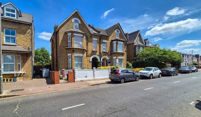 Basement Flat, 27 Longley Road, London SW17 9LA