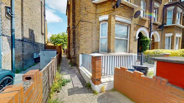 Basement Flat, 27 Longley Road, London SW17 9LA