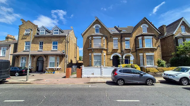Basement Flat, 27 Longley Road, London SW17 9LA