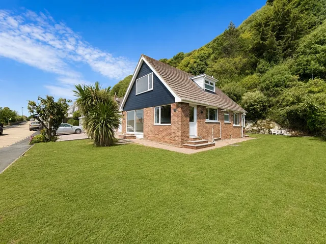 16 Castle Court, Ventnor PO38 1UE